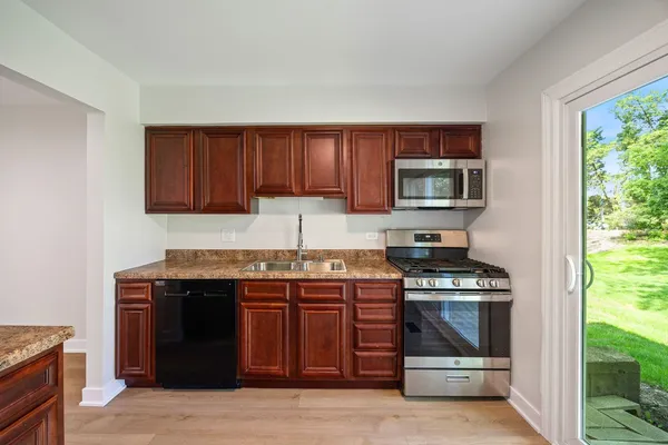 $219,900 | 435 Sandpiper Court, Unit A, Aurora, IL 60504