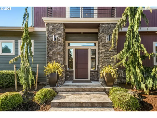 a view of entryway front of house
