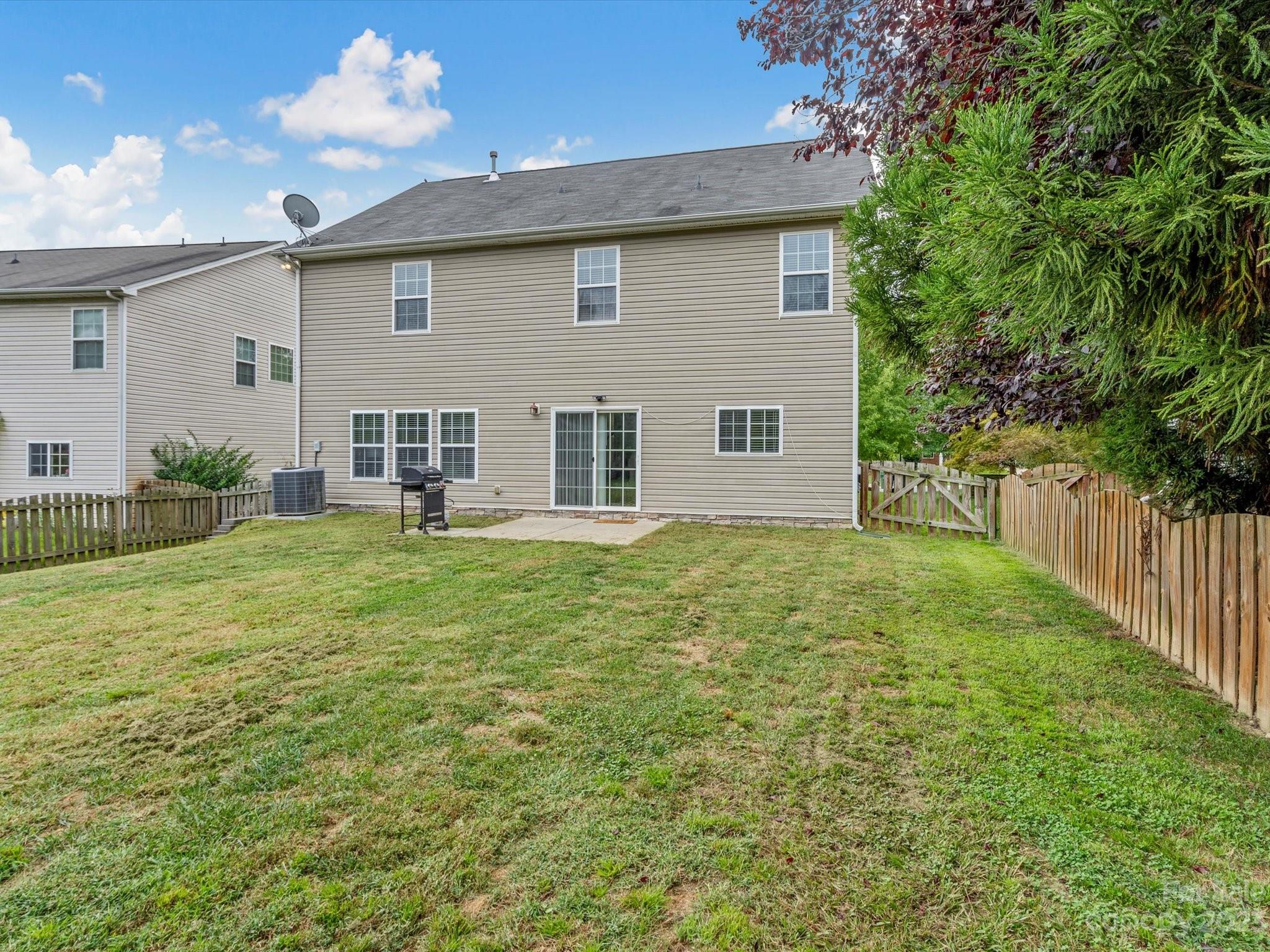 9300 Seamill Road Charlotte, NC 28278 - Photo 27 of 28 a front view of house with yard and trees