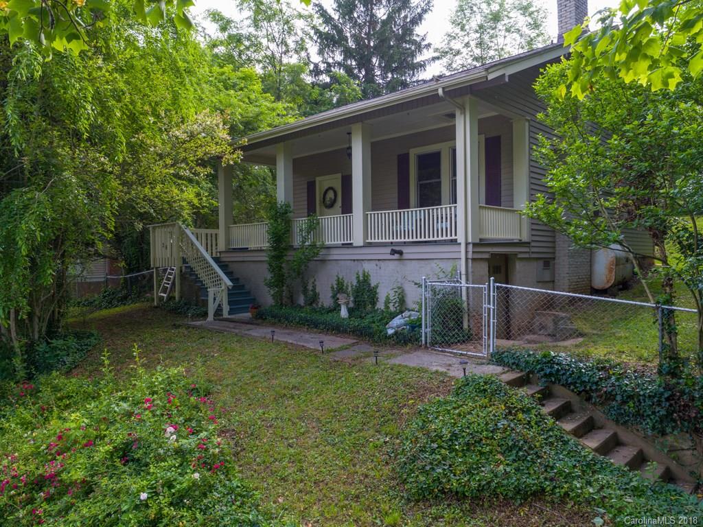 a view of a house with backyard and garden