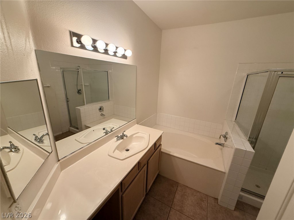 2050 West Warm Springs Road, Unit 3521 Henderson, NV 89014 - Photo 5 of 12 A well-appointed bath offers both a soaking tub and a separate shower, along with dual vanity mirrors.