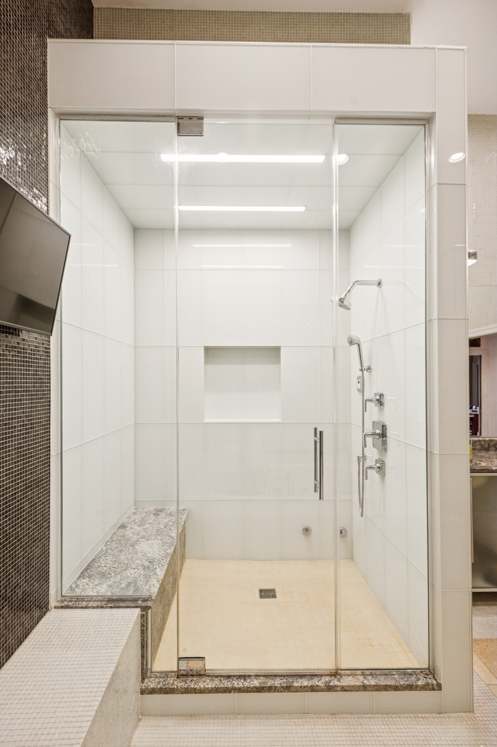 23 North Green Street, Unit 504 Chicago, IL 60607 - Photo 20 of 30 a bathroom with a bathtub and a shower