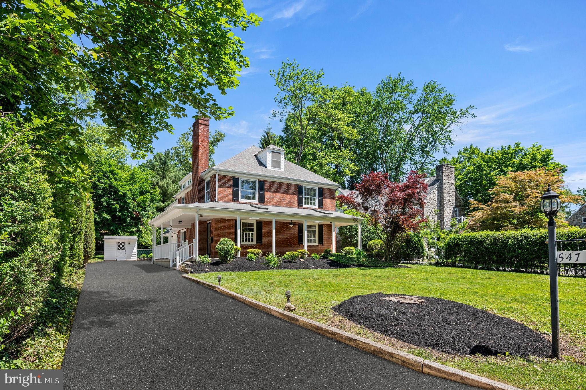a view of house with a yard