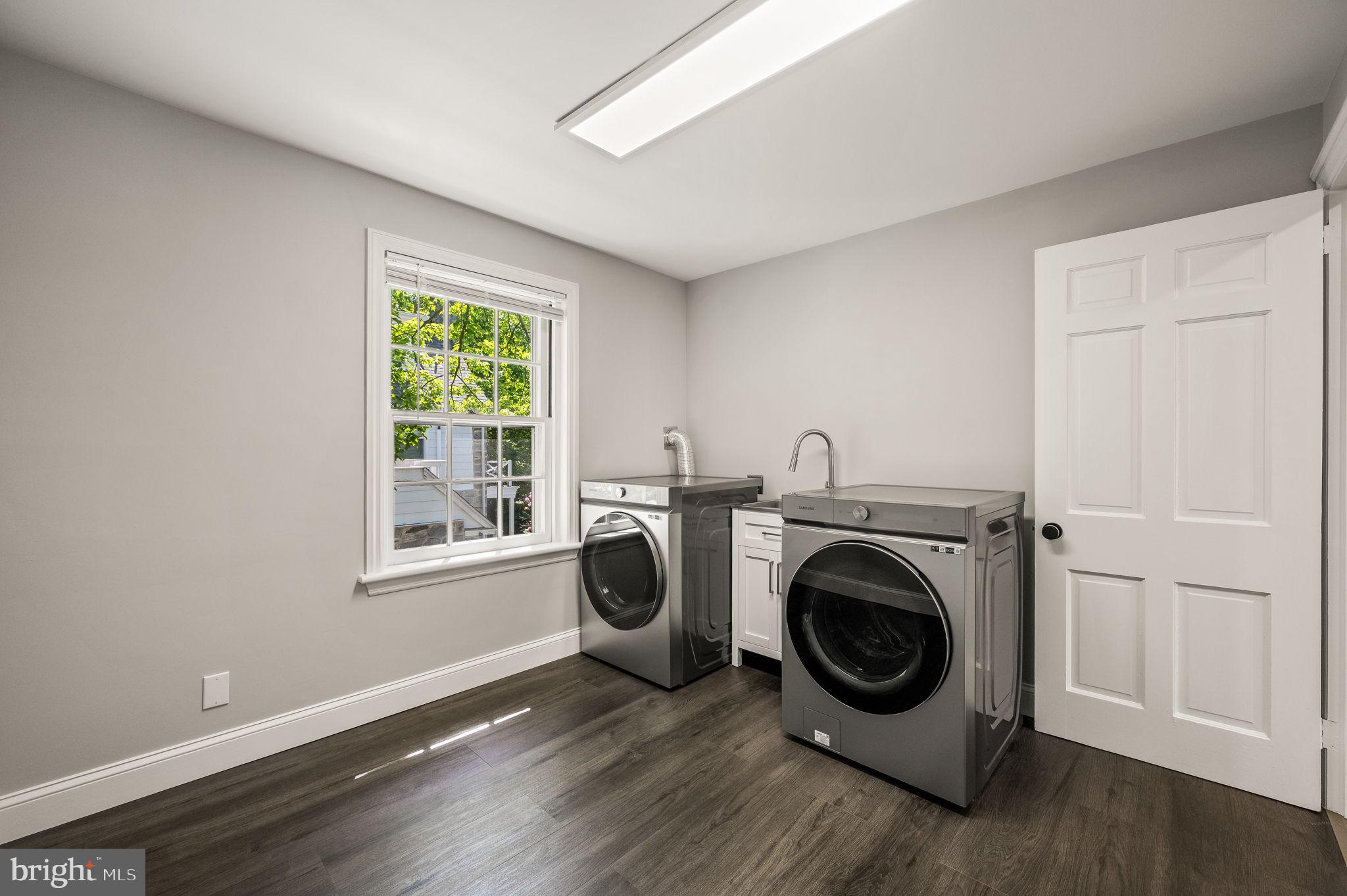 547 West Beechtree Lane Wayne, PA 19087 - Photo 30 of 51 a utility room with dryer and washer