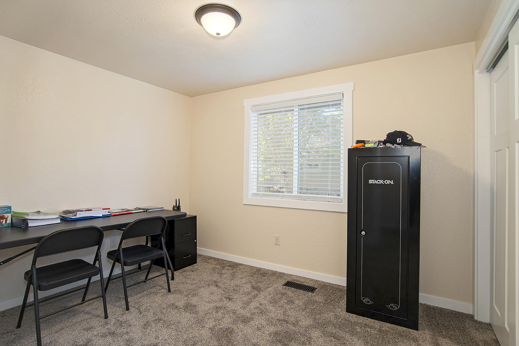 2756 Lone Pine Road Medford, OR 97504 - Photo 12 of 16 Guest Bedroom