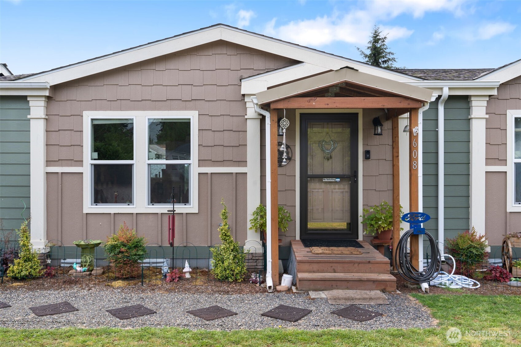 608 Main Street Vader, WA 98593 - Photo 2 of 37 a front view of a house with a yard