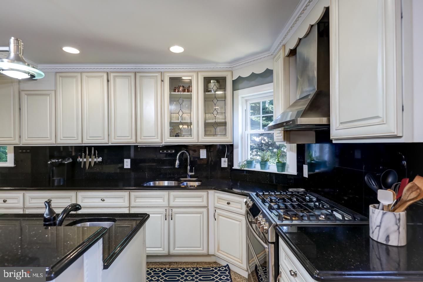 401 Oxford Road Havertown, PA 19083 - Photo 8 of 33 Granite Counters