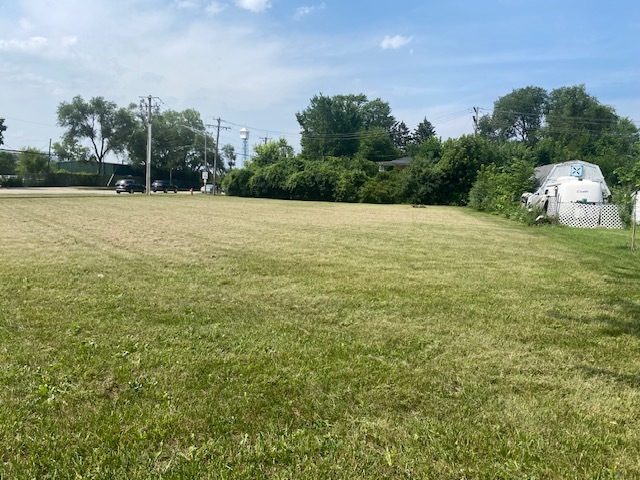 617 North Wilke Road Arlington Heights, IL 60005 - Photo 2 of 3 a big yard with lots of green space and house in the back