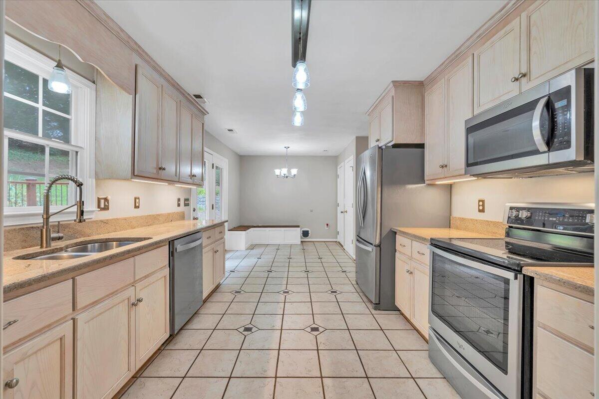 239 Pin Oak Drive Blue Ridge, VA 24064 - Photo 14 of 47 14-MIB02189