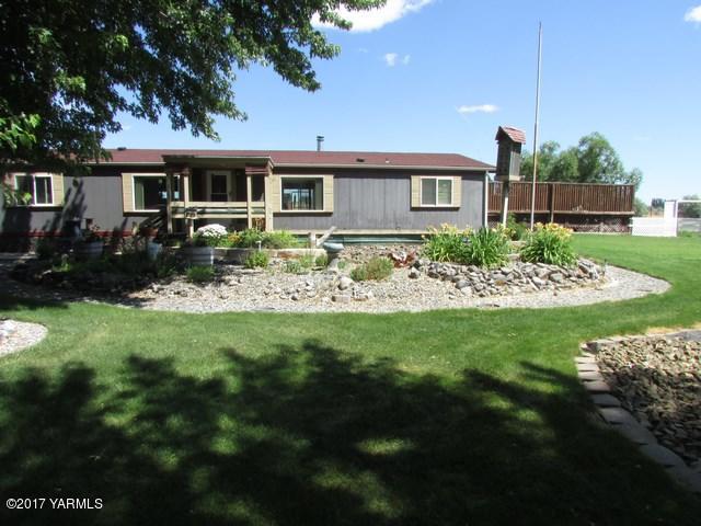96802 West Good Road Prosser, WA 99350 - Photo 1 of 15 a front view of a house with garden