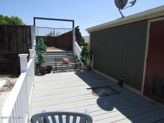96802 West Good Road Prosser, WA 99350 - Photo 11 of 15 a view of a balcony with chairs
