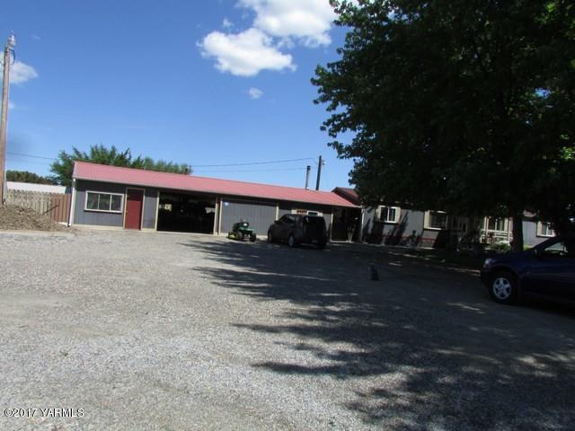 96802 West Good Road Prosser, WA 99350 - Photo 14 of 15 a view of a house with a yard