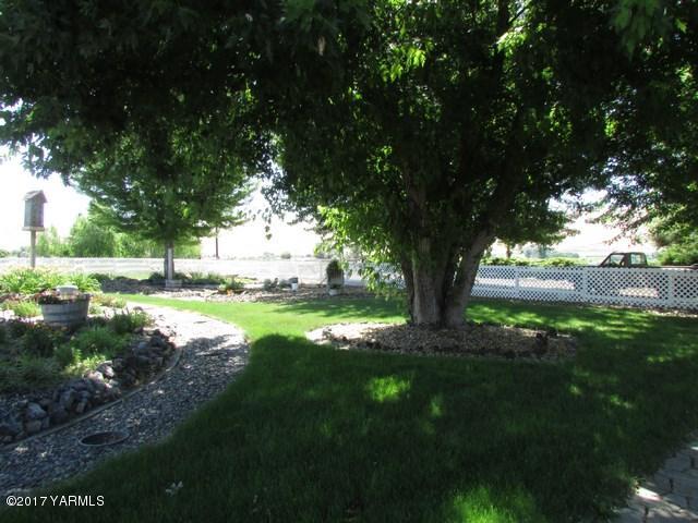 96802 West Good Road Prosser, WA 99350 - Photo 15 of 15 a view of backyard with green space