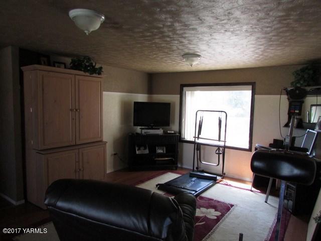 96802 West Good Road Prosser, WA 99350 - Photo 9 of 15 a living room with furniture and a flat screen tv