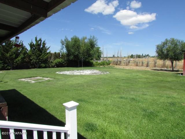 96802 West Good Road Prosser, WA 99350 - Photo 10 of 15 a view of a golf course with a swimming pool