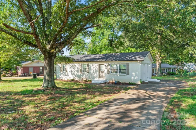 a view of a house with a yard