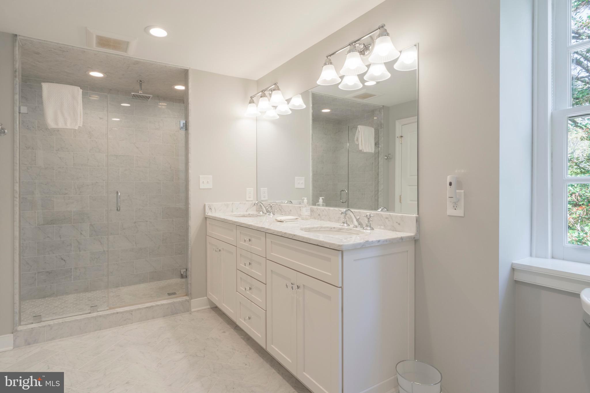 445 Caversham Road Bryn Mawr, PA 19010 - Photo 23 of 39 Master en-suite marble bath.