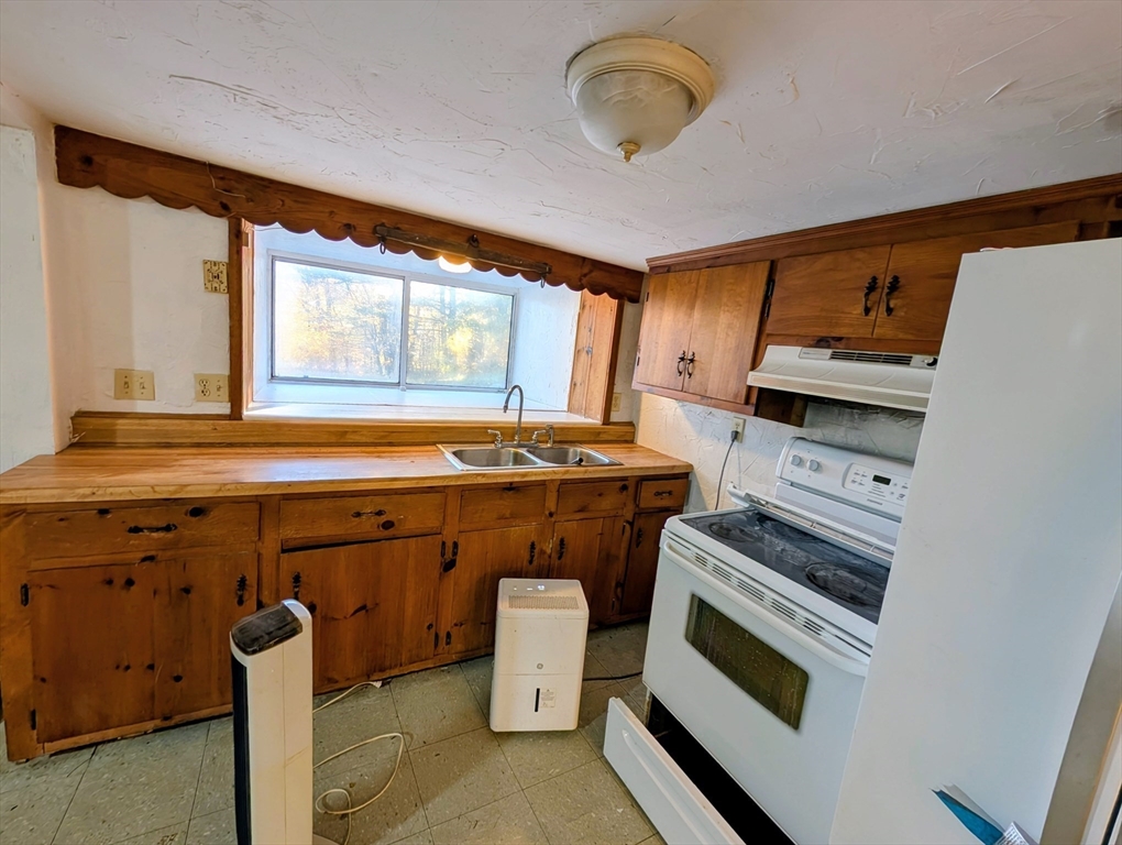7 Little Mugget Road Charlton, MA 01507 - Photo 19 of 42 a utility room with dryer and washer