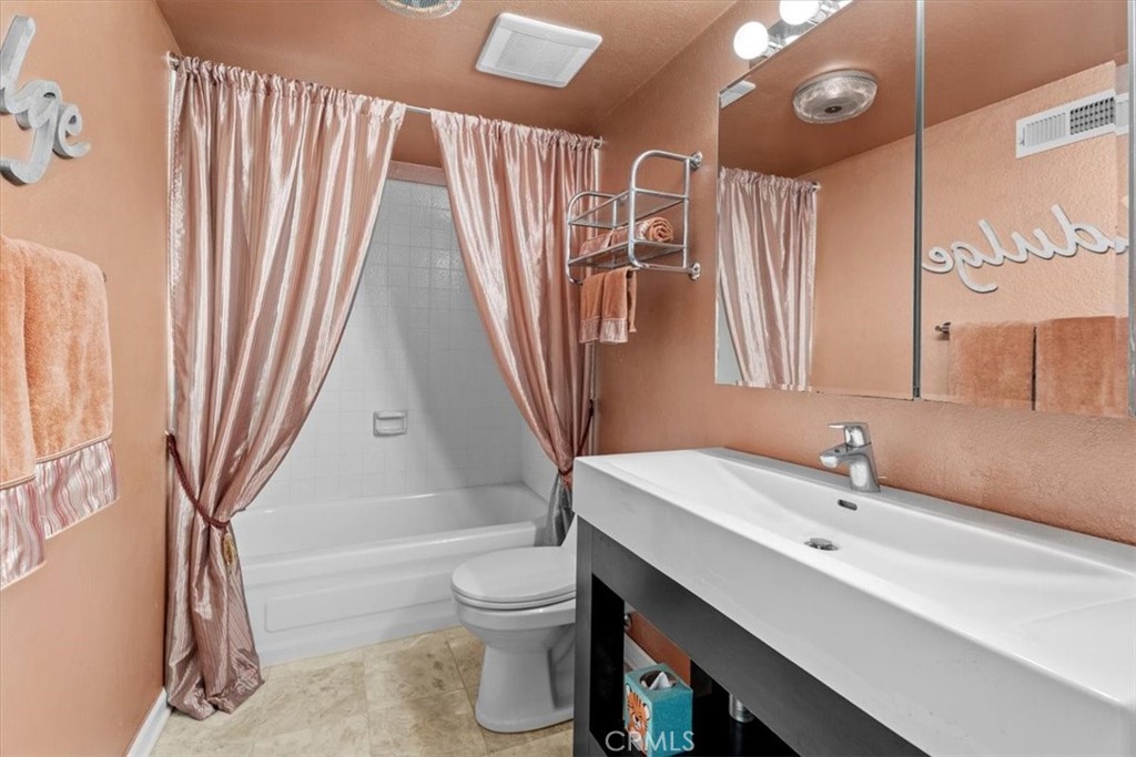 935 Main Street, Unit 202 El Segundo, CA 90245 - Photo 27 of 30 remodeled second bath