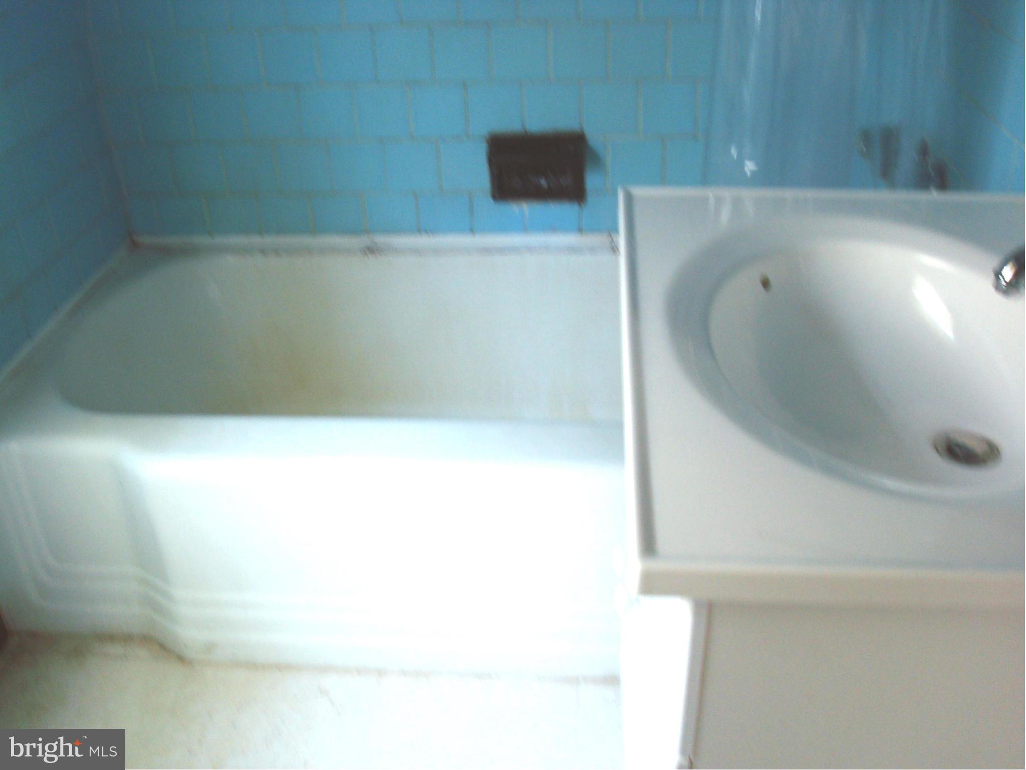2911 Lawina Road Baltimore, MD 21216 - Photo 11 of 13 Bath