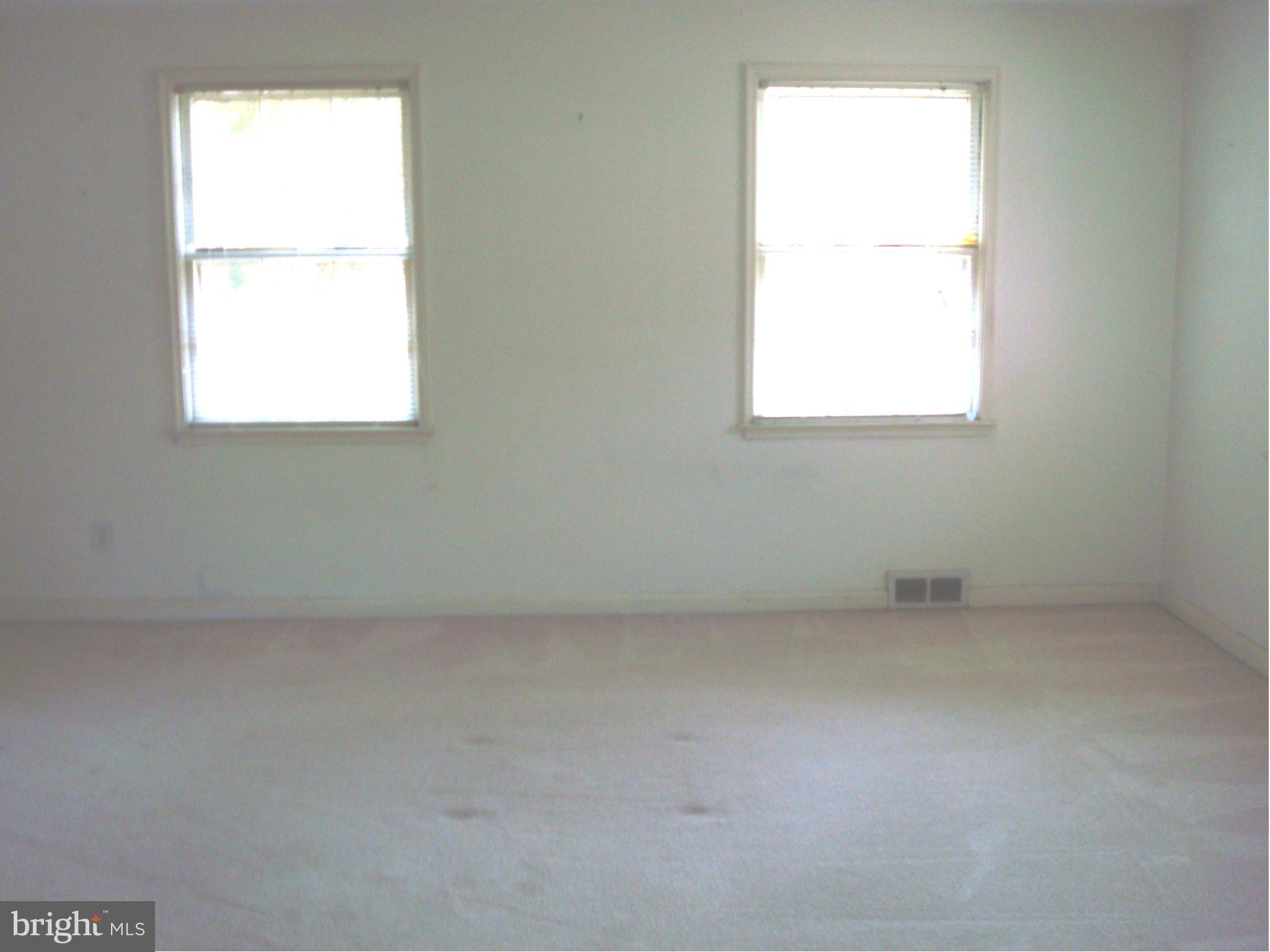 2911 Lawina Road Baltimore, MD 21216 - Photo 4 of 13 Living Room