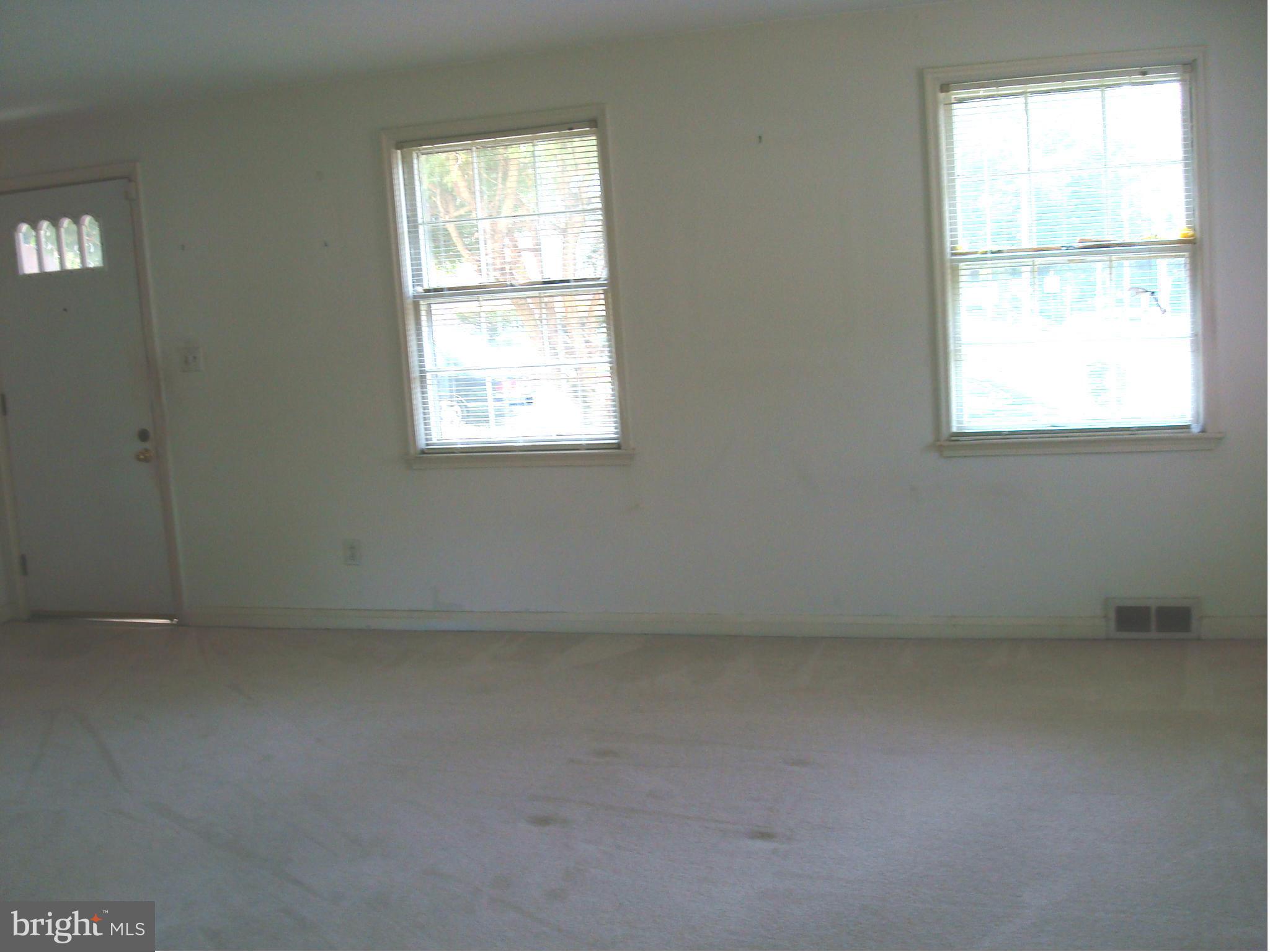 2911 Lawina Road Baltimore, MD 21216 - Photo 5 of 13 Living Room