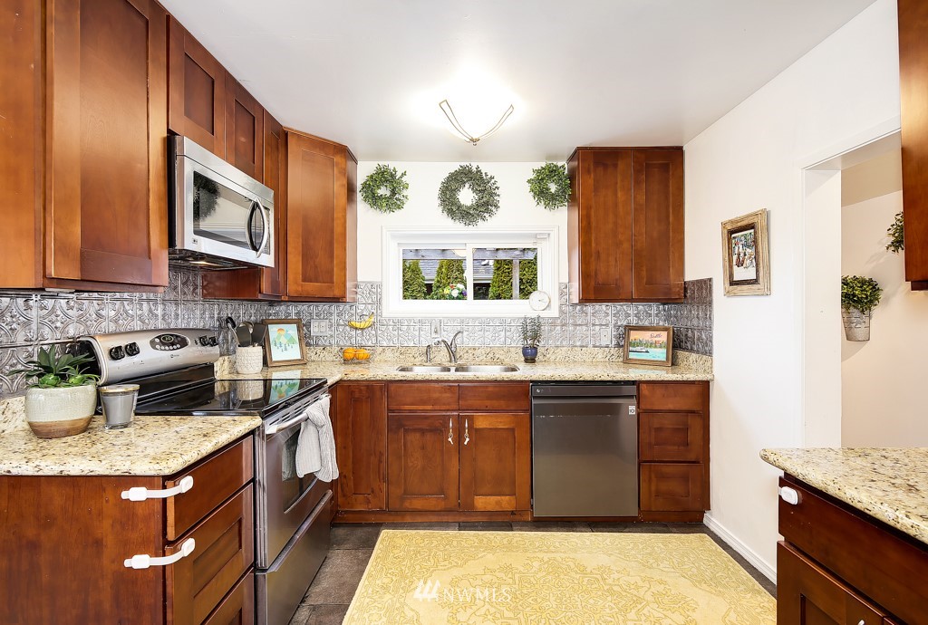 4328 Southwest Concord Street Seattle, WA 98136 - Photo 6 of 15 Gallery Image 6
