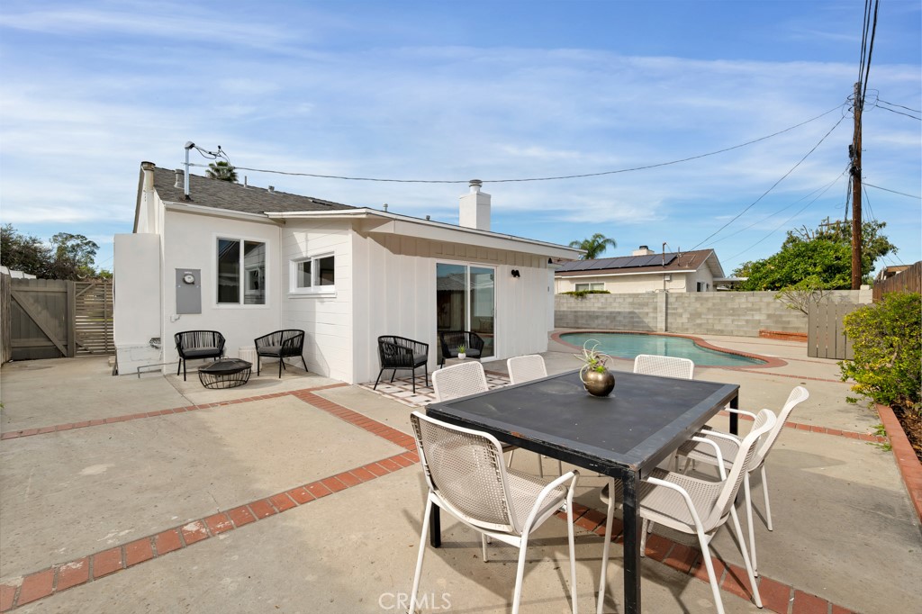6644 Bothwell Road Reseda, CA 91335 - Photo 21 of 29 a view of a dinning table and chairs in patio