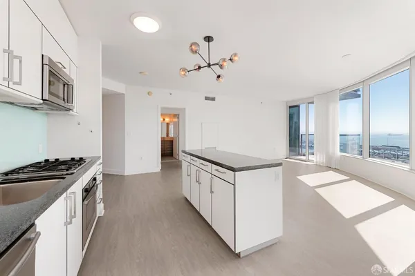 $8,000 | 301 Main Street, Unit 25F, San Francisco, CA 94105