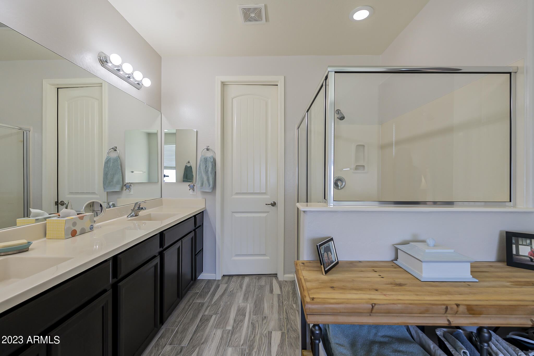 13719 West Linanthus Road Peoria, AZ 85383 - Photo 32 of 38 a kitchen with a table and chairs in it