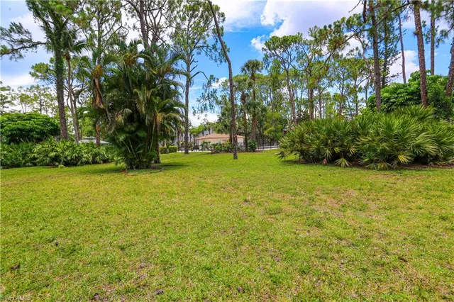 a view of a house with backyard and garden