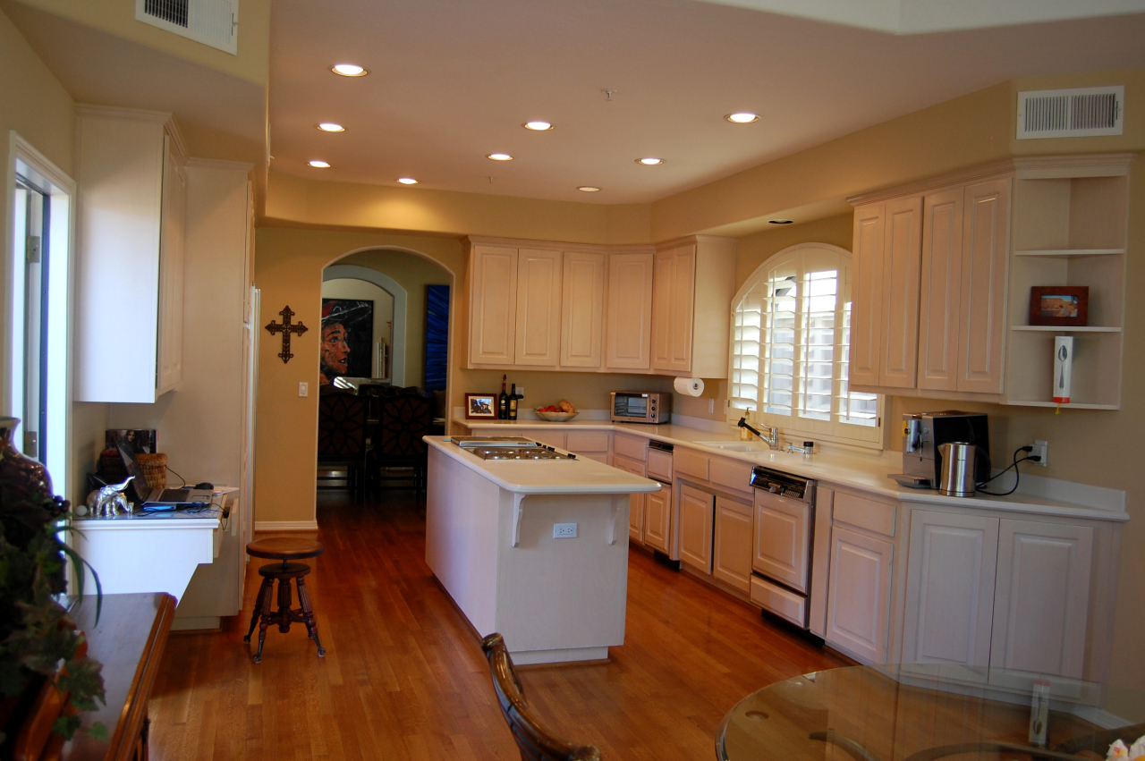 7323 East Gainey Ranch Road, Unit 9 Scottsdale, AZ 85258 - Photo 10 of 16 SPACIOUS KITCHEN