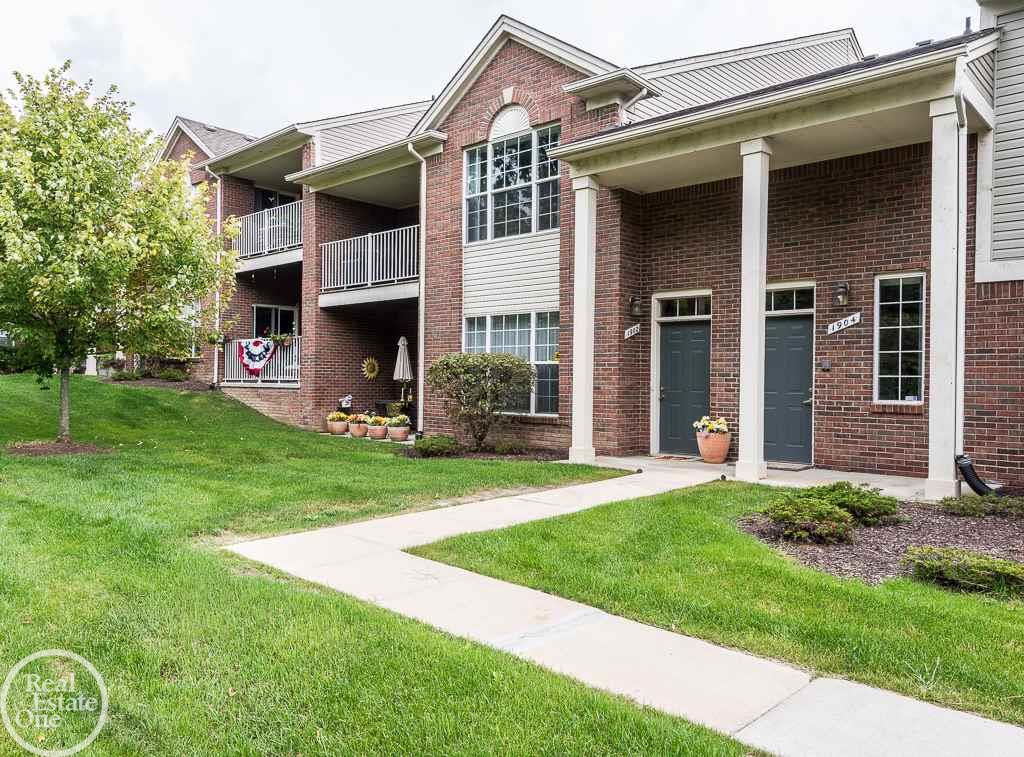 1902 Flagstone Circle Rochester, MI 48307 - Photo 1 of 18 31258890.JPG