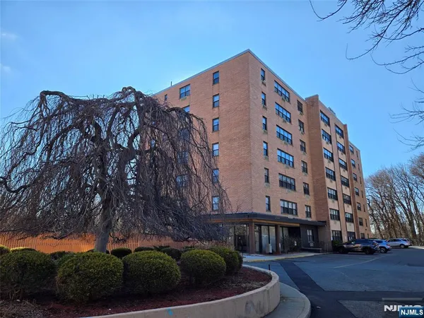 $2,350 | 2348 Linwood Avenue, Unit 3L, Fort Lee, NJ 07024