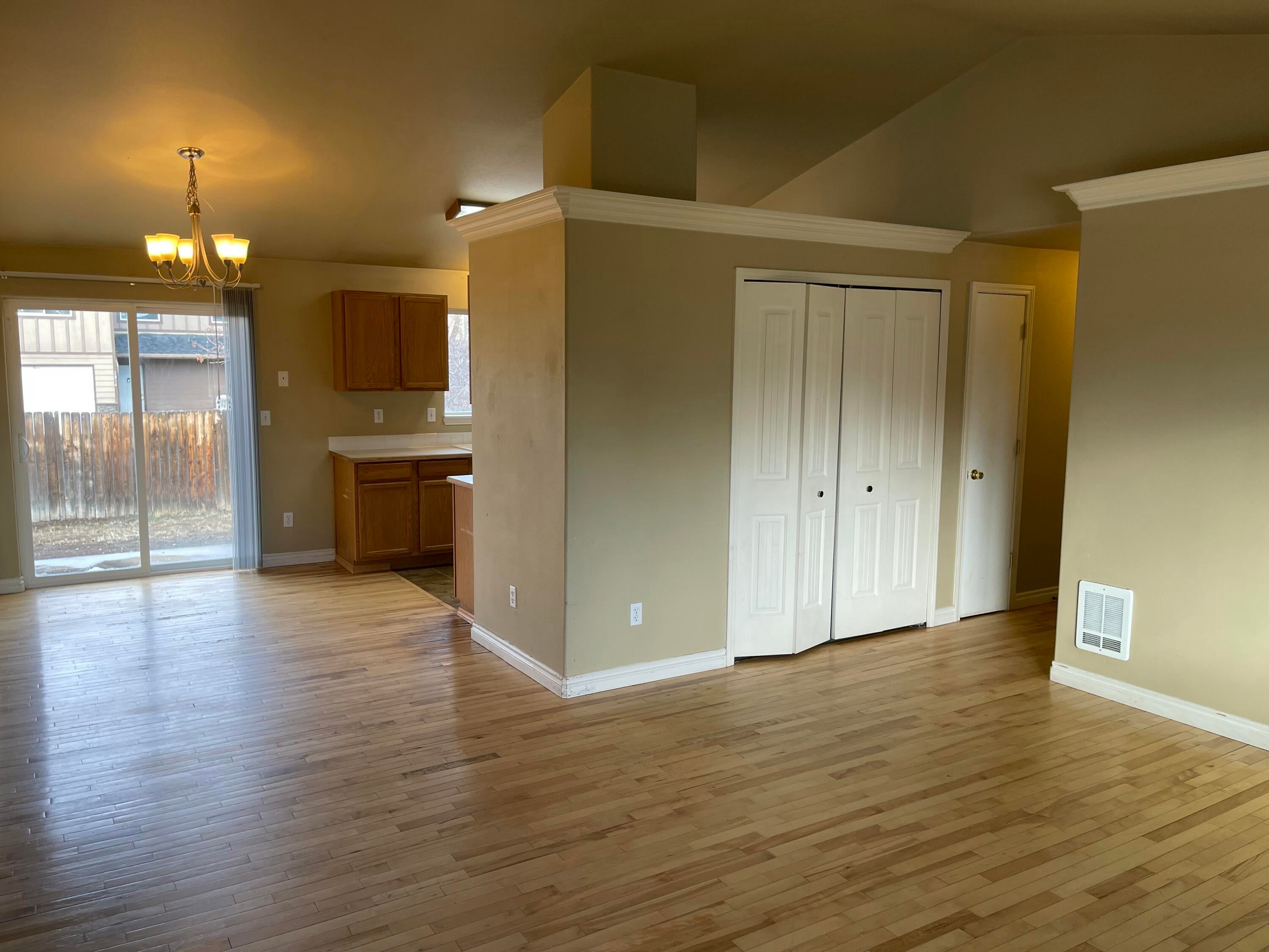 2807 Southwest Lava Avenue Redmond, OR 97756 - Photo 6 of 28 Dining Kitchen Hallway