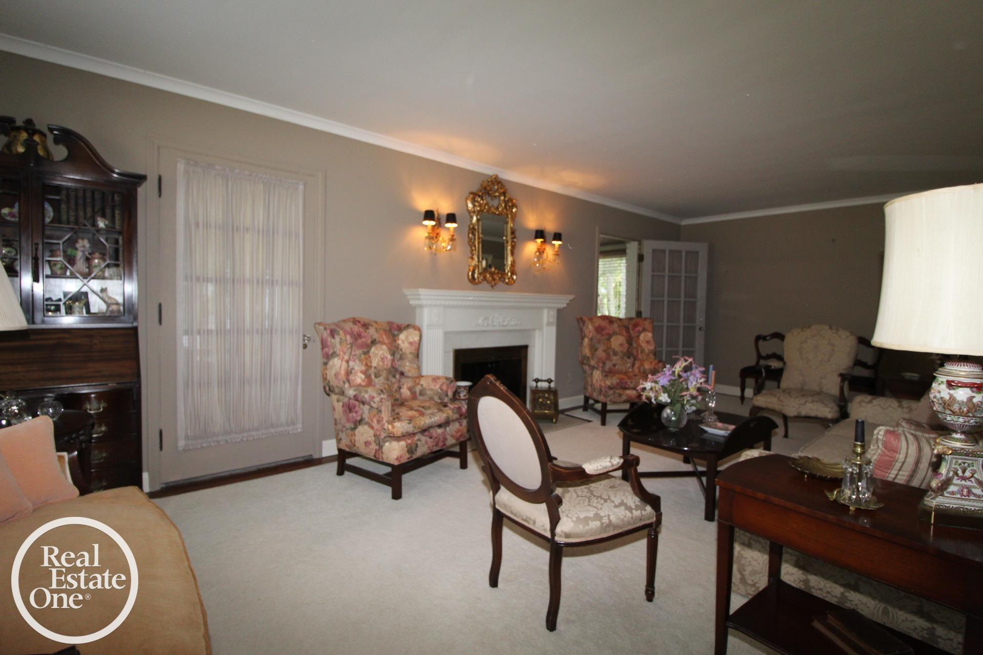 880 Pemberton Road Grosse Pointe, MI 48230 - Photo 4 of 50 50178128-1cdbb832-b40f-4ced-9d39-a3f631e2d2dc.JPG