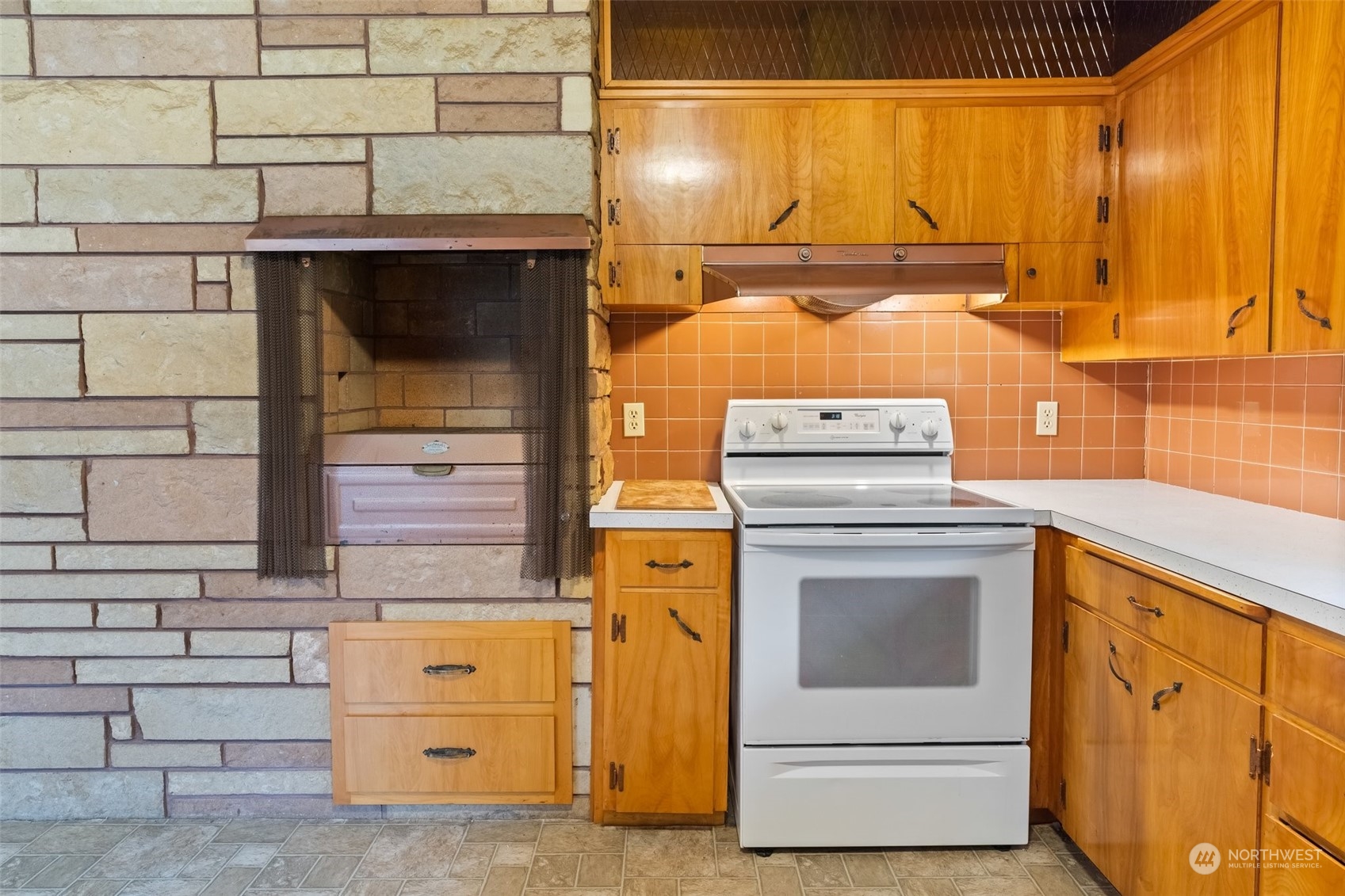 137 Wallace Road Chehalis, WA 98532 - Photo 11 of 39 a kitchen with a stove and a sink