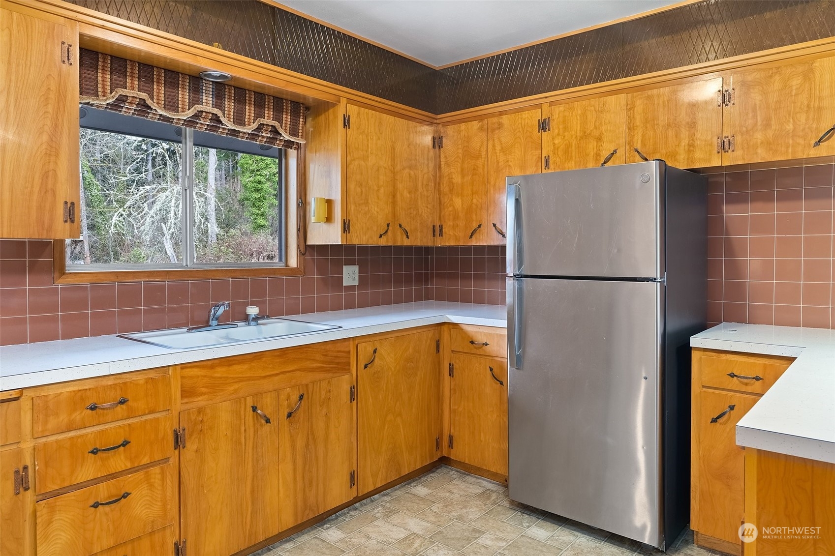 137 Wallace Road Chehalis, WA 98532 - Photo 12 of 39 a kitchen with a refrigerator and a sink