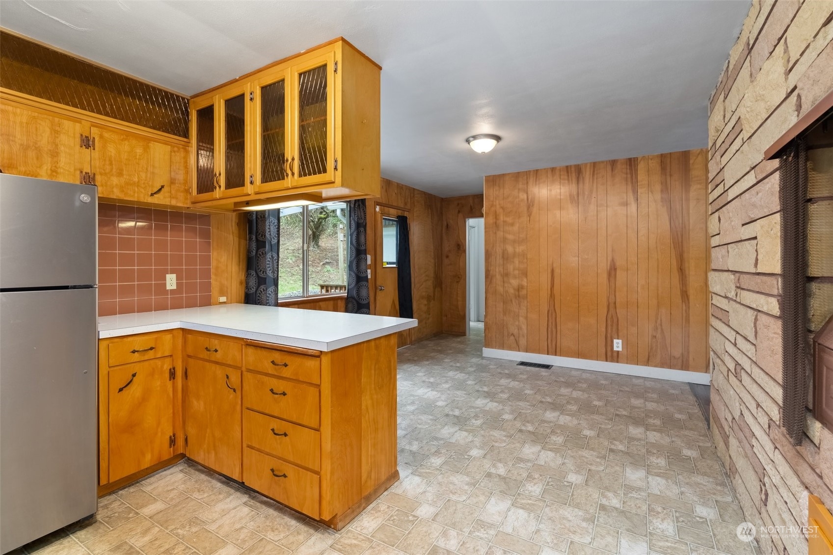 137 Wallace Road Chehalis, WA 98532 - Photo 13 of 39 a kitchen that has a lot of cabinets in it