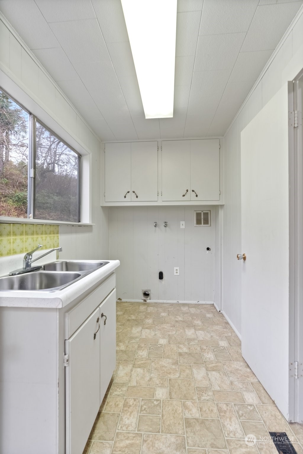 137 Wallace Road Chehalis, WA 98532 - Photo 14 of 39 a kitchen with a sink and cabinets