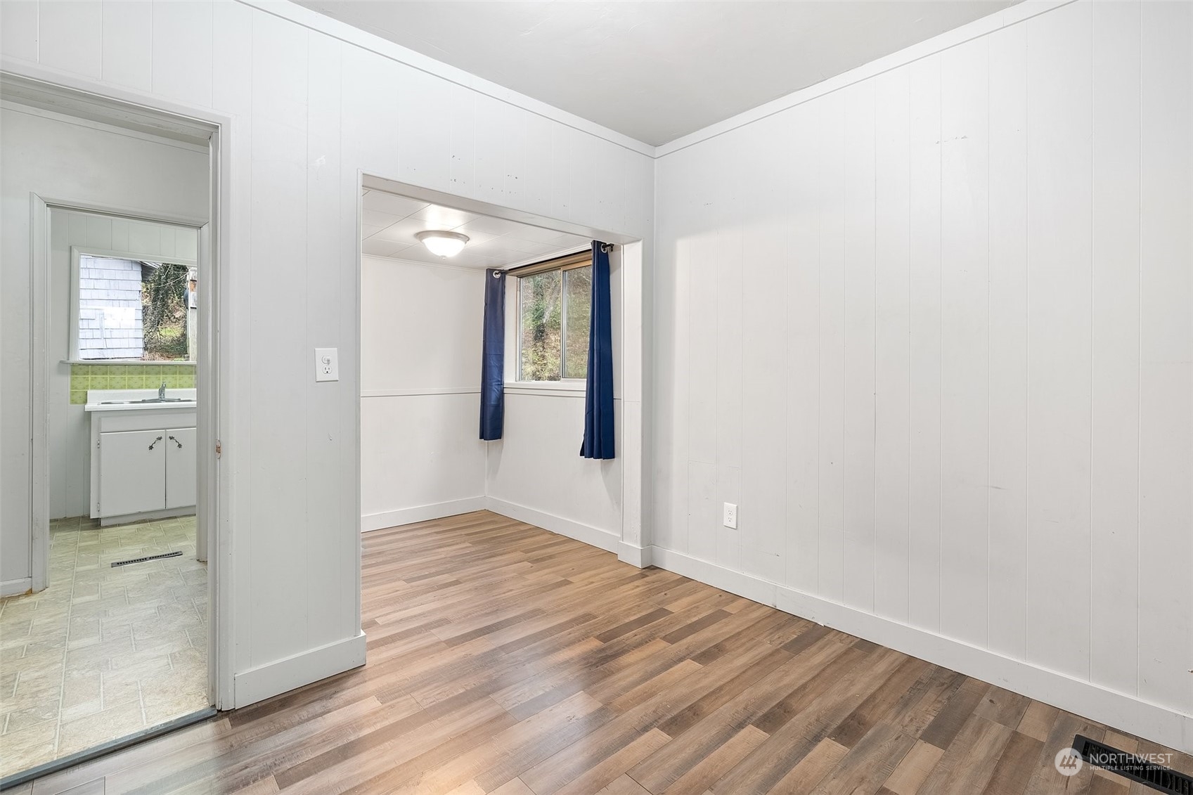 137 Wallace Road Chehalis, WA 98532 - Photo 15 of 39 an empty room with wooden floor and windows