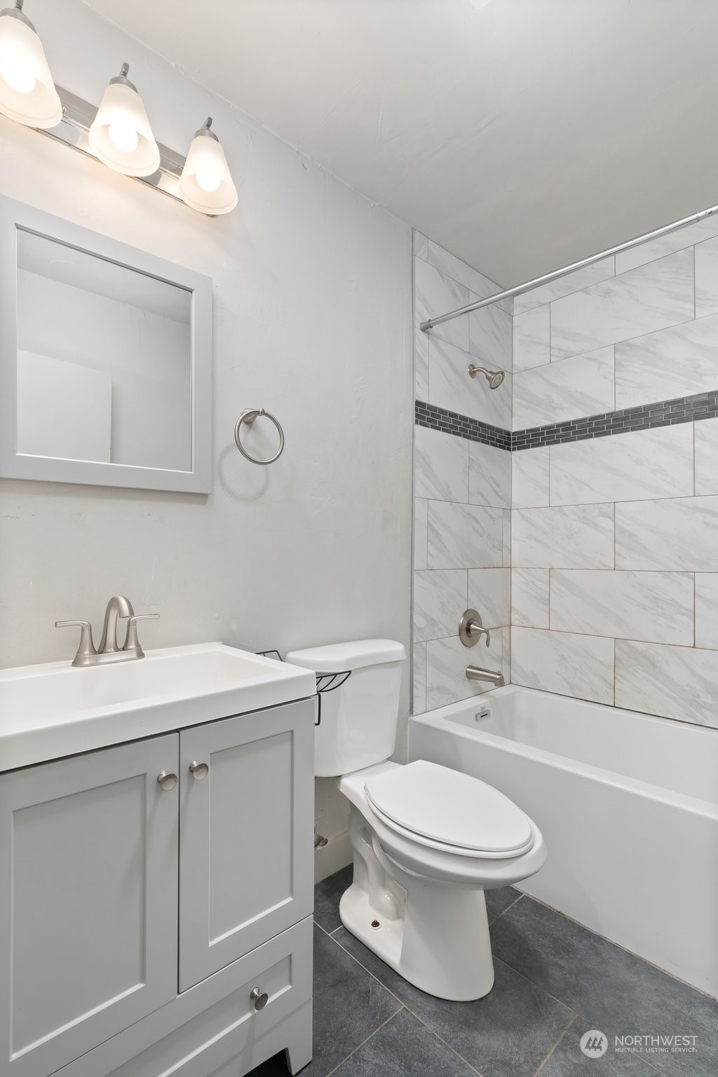 137 Wallace Road Chehalis, WA 98532 - Photo 17 of 39 a bathroom with a toilet a sink a mirror and shower