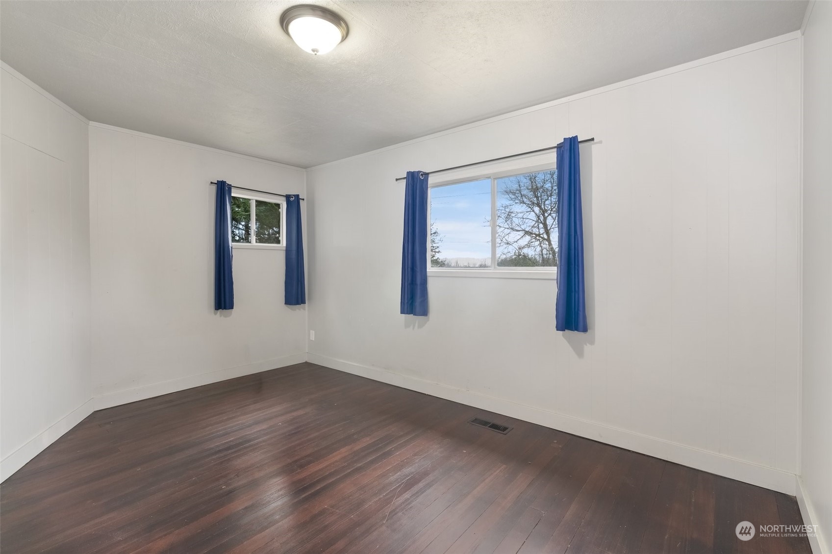 137 Wallace Road Chehalis, WA 98532 - Photo 18 of 39 a view of an empty room with wooden floor and a window