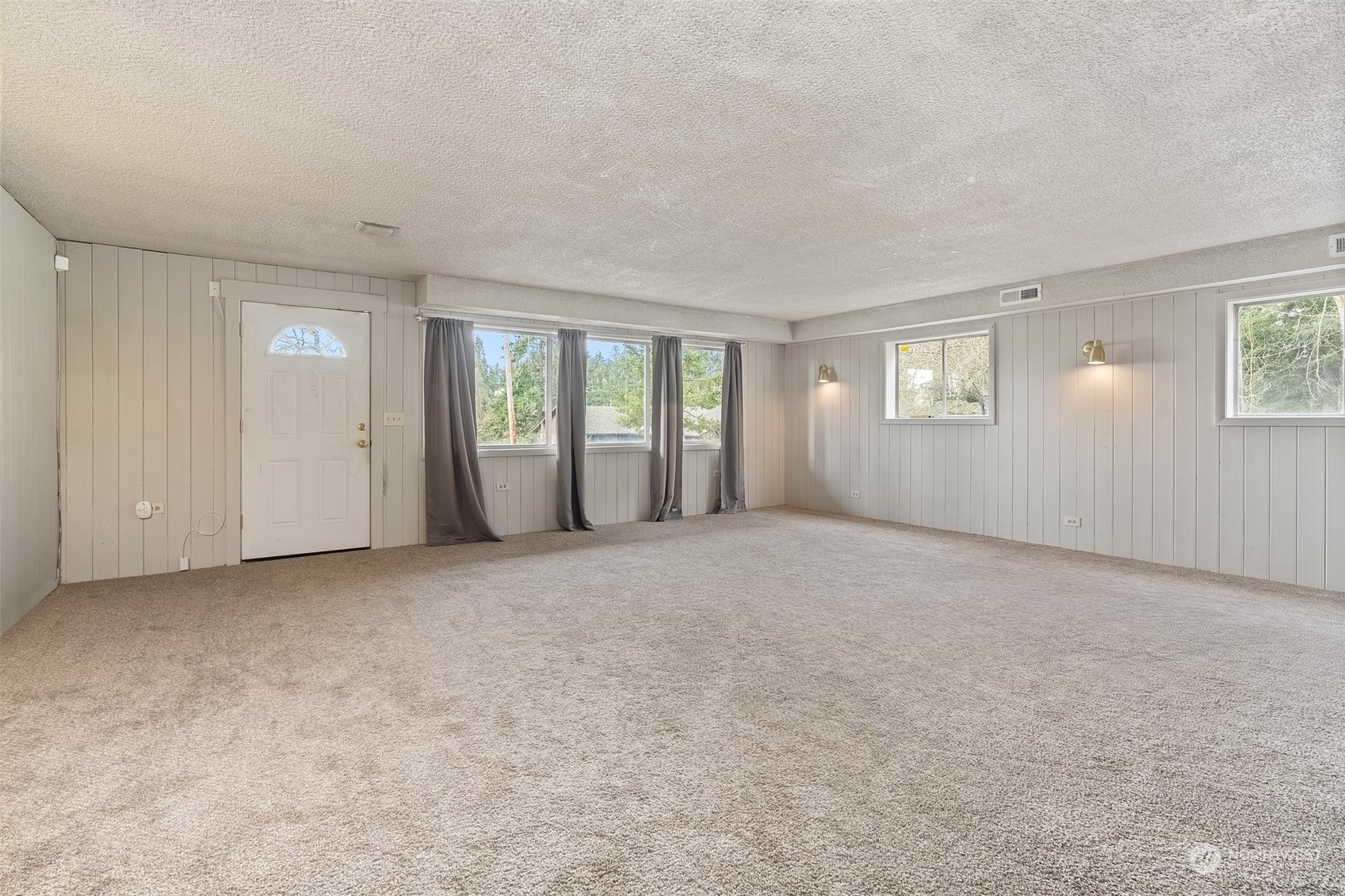 137 Wallace Road Chehalis, WA 98532 - Photo 20 of 39 a view of an empty room with a window