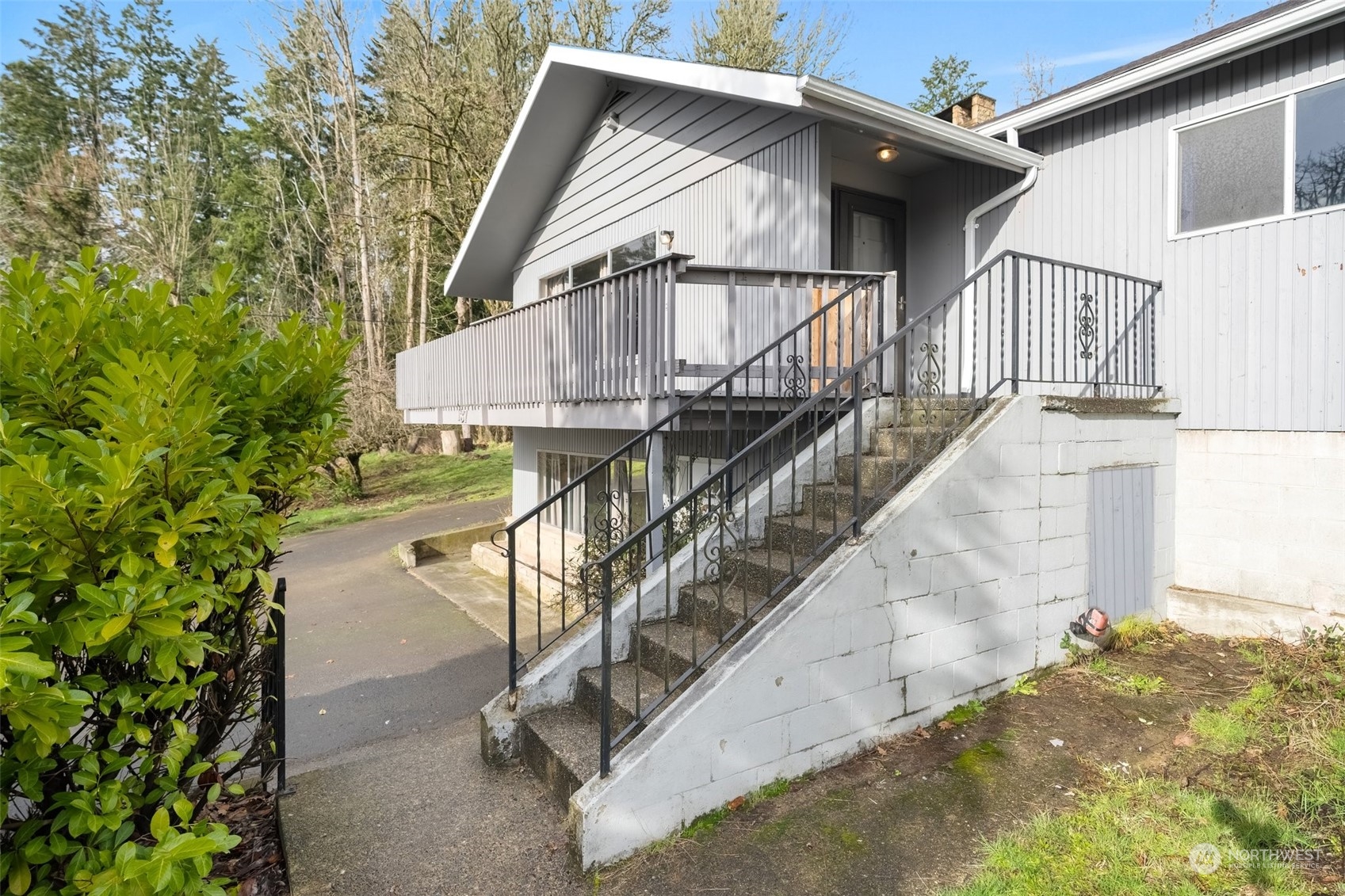 137 Wallace Road Chehalis, WA 98532 - Photo 3 of 39 a view of entryway with a small yard