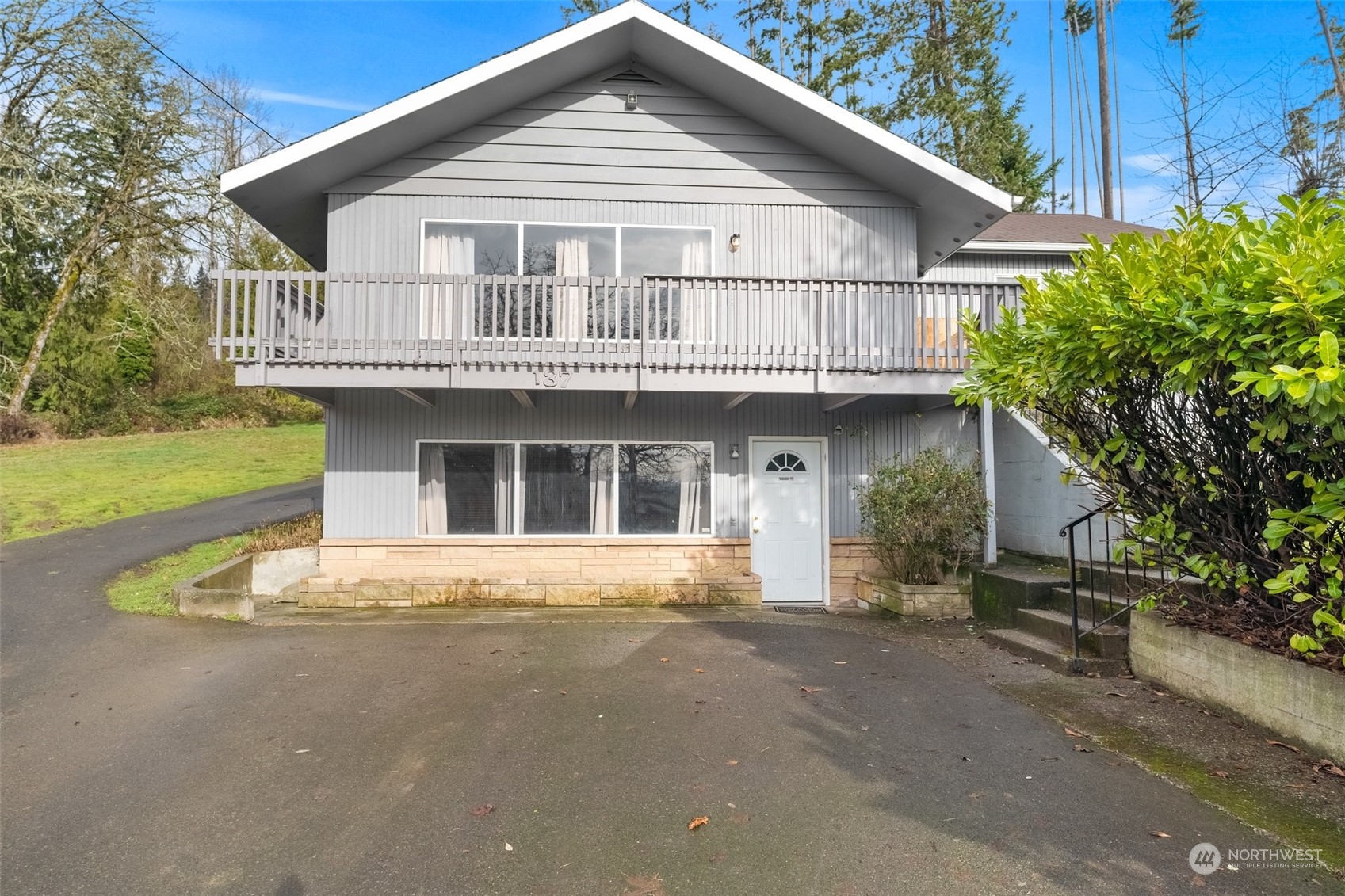 137 Wallace Road Chehalis, WA 98532 - Photo 31 of 39 a front view of a house with a yard
