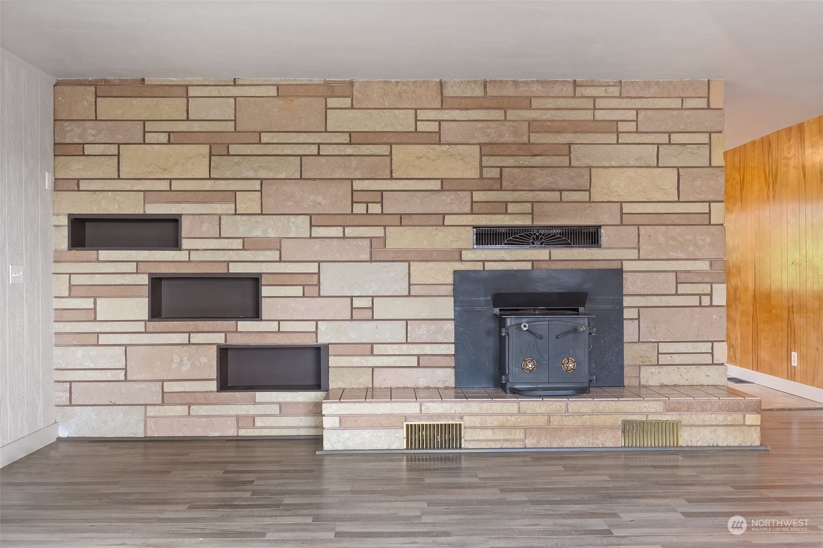 137 Wallace Road Chehalis, WA 98532 - Photo 5 of 39 a fireplace with a table