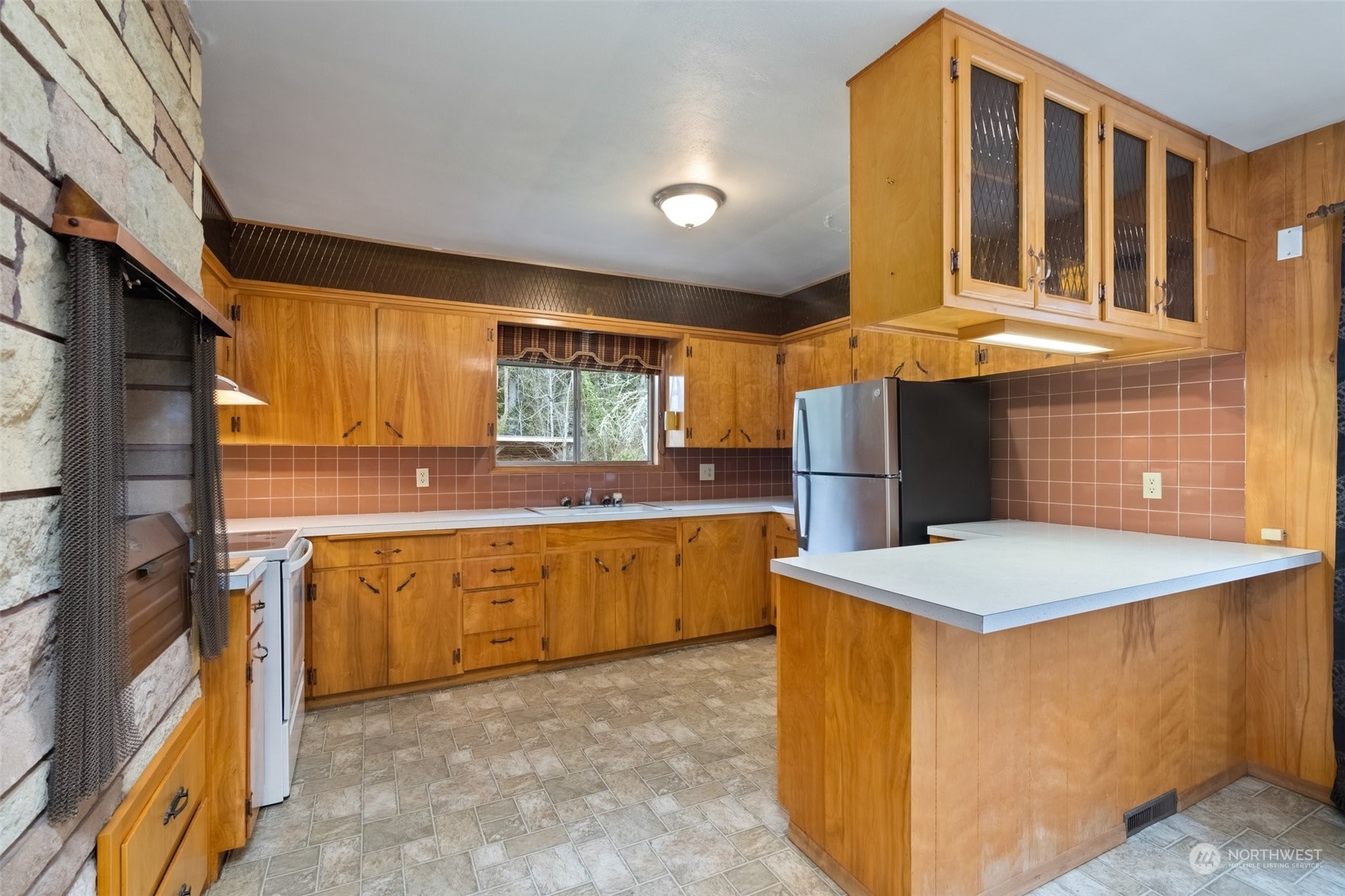 137 Wallace Road Chehalis, WA 98532 - Photo 10 of 39 a kitchen filled with stainless steel appliances granite countertop a sink and cabinets