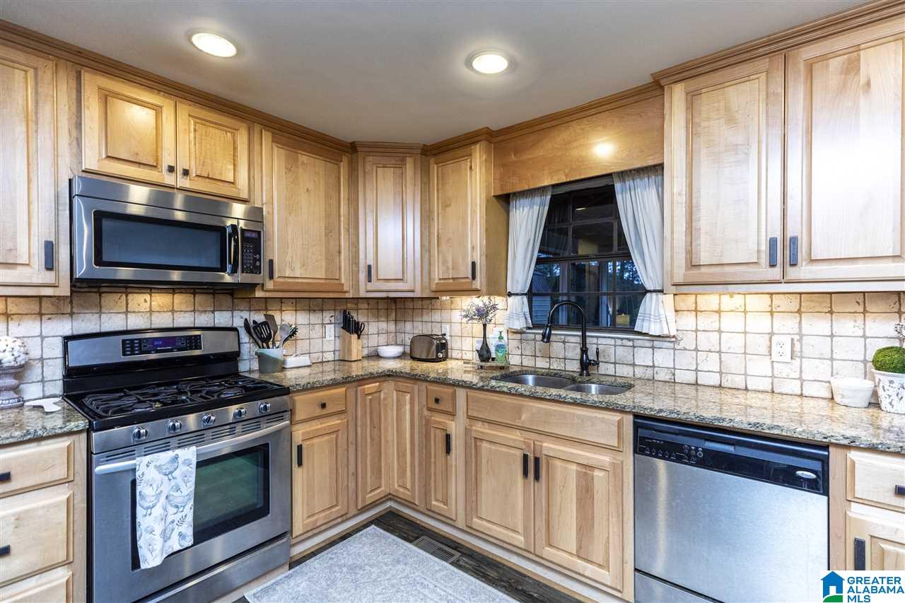 1879 Shannon Road Bessemer, AL 35022 - Photo 7 of 33
