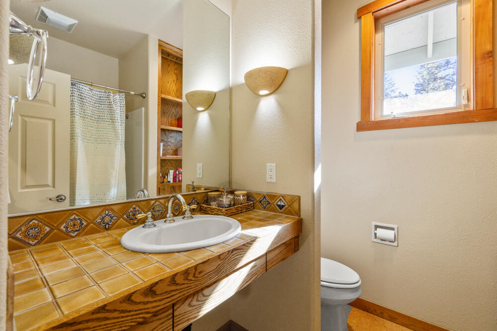 11750 Merganser Road Klamath Falls, OR 97601 - Photo 40 of 66 a bathroom with a sink and a mirror